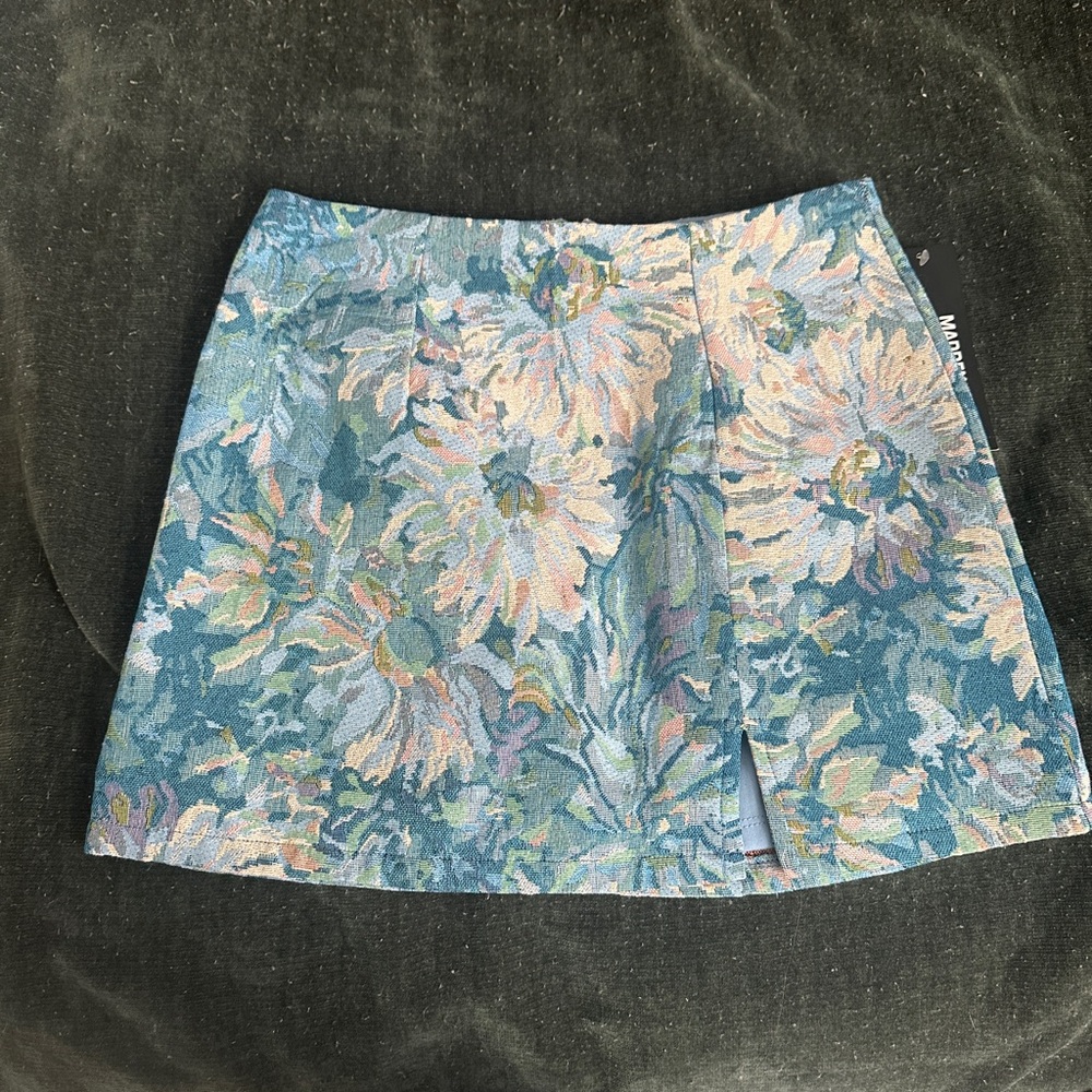 Chic Floral Mini Skirt in Blue by [Brand]